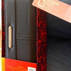 Stone Mountain Leather Wallet. NWT.